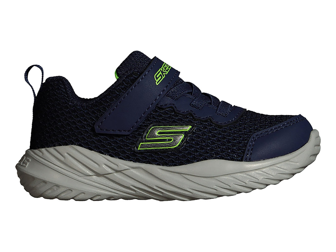 Tenis deportivos Skechers para niño en color azul marino con suela gris y detalles en verde limón.