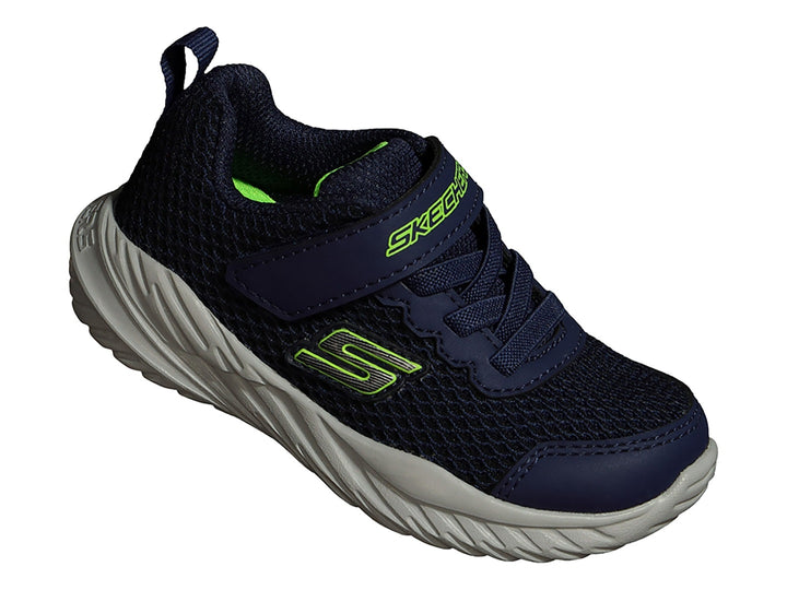 Tenis deportivos Skechers para niño en color azul marino con suela gris y detalles en verde limón.