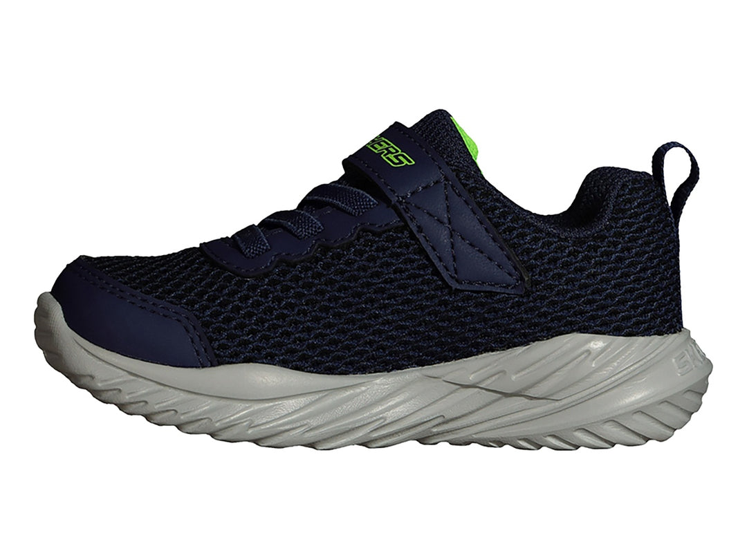 Tenis deportivos Skechers para niño en color azul marino con suela gris y detalles en verde limón.