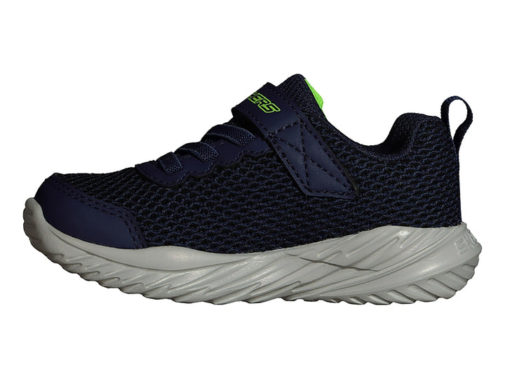 Tenis deportivos Skechers para niño en color azul marino con suela gris y detalles en verde limón.