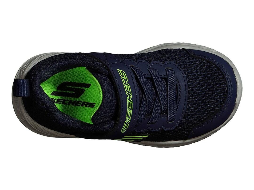 Tenis deportivos Skechers para niño en color azul marino con suela gris y detalles en verde limón.