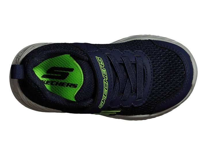 Tenis deportivos Skechers para niño en color azul marino con suela gris y detalles en verde limón.