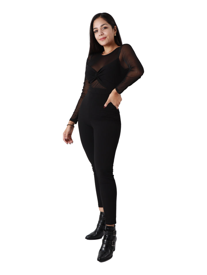 Mujer vistiendo pantalones deportivos ajustados de color negro.