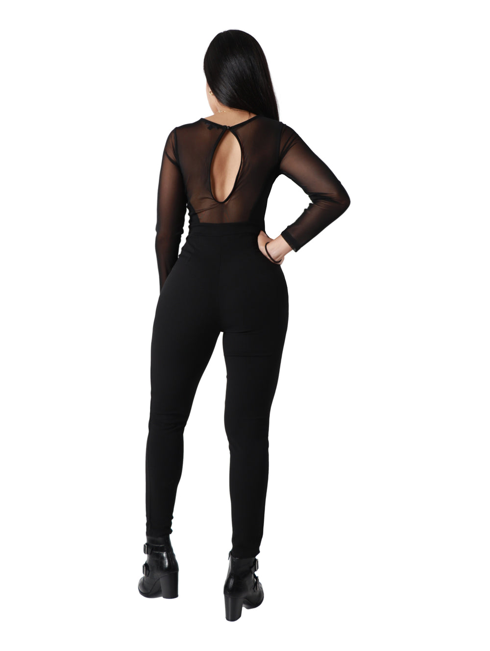 Mujer vistiendo pantalones deportivos ajustados de color negro.