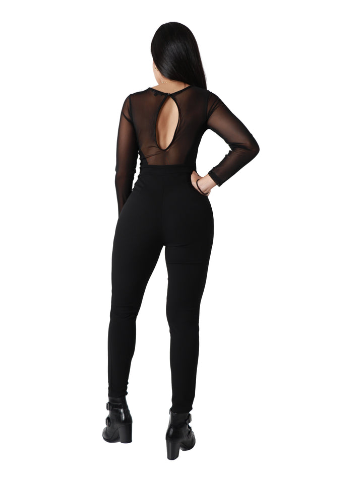 Mujer vistiendo pantalones deportivos ajustados de color negro.