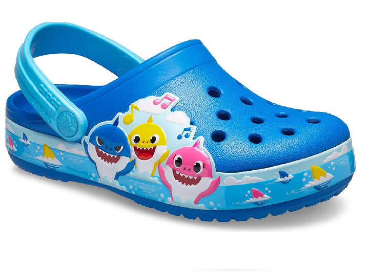 Zapatilla Crocs azul brillante para niño con personajes de Baby Shark en los costados.