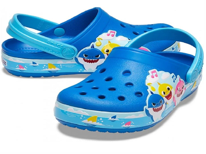 Zapatilla Crocs azul brillante para niño con personajes de Baby Shark en los costados.