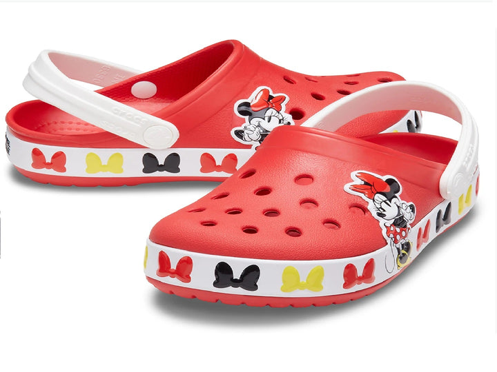 Zuecos Crocs rojos para niña con decoraciones de Minnie Mouse y moños multicolores en la banda lateral.