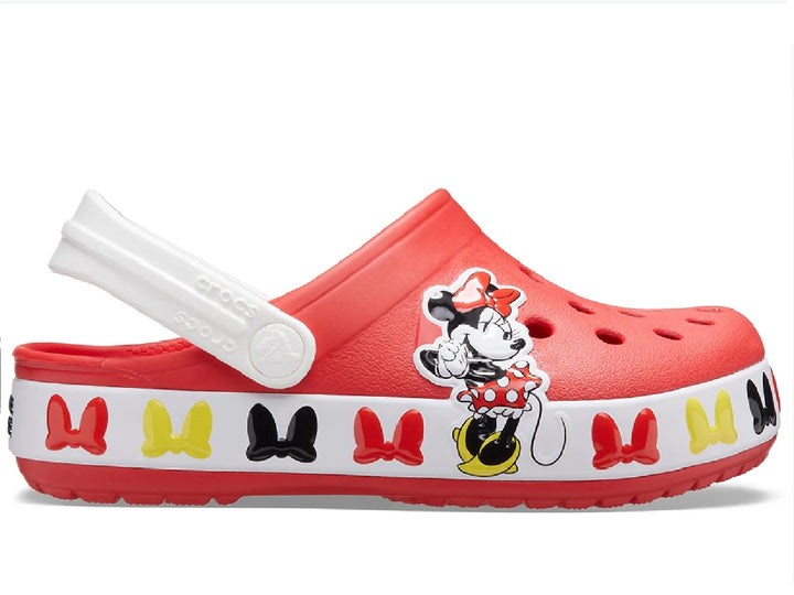 Zuecos Crocs rojos para niña con decoraciones de Minnie Mouse y moños multicolores en la banda lateral.