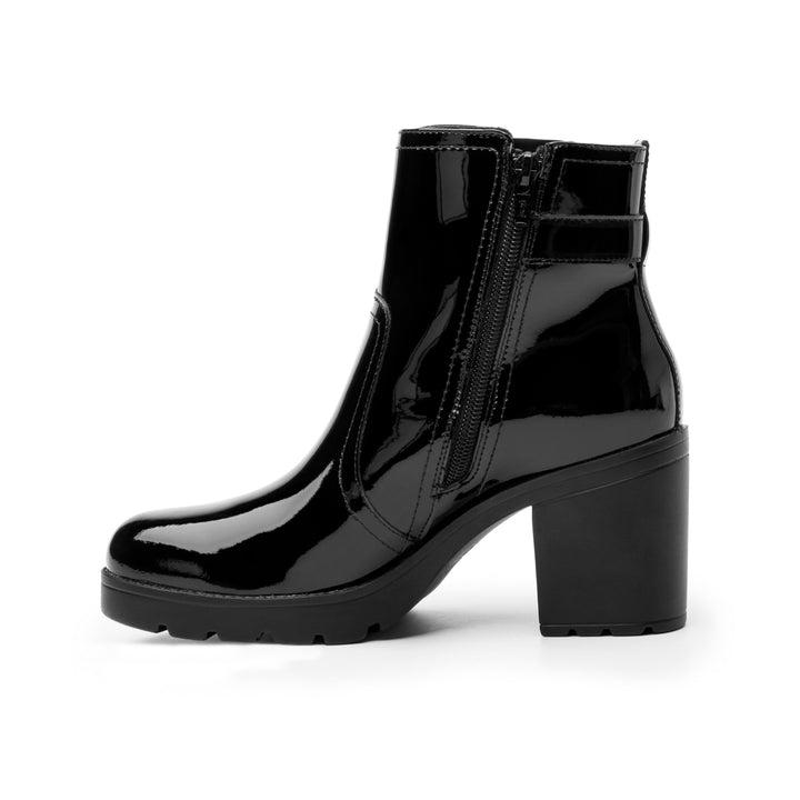 Botín negro de charol para mujer con tacón grueso y detalle de hebilla lateral.