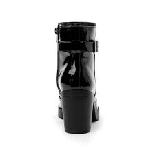 Botín negro de charol para mujer con tacón grueso y detalle de hebilla lateral.