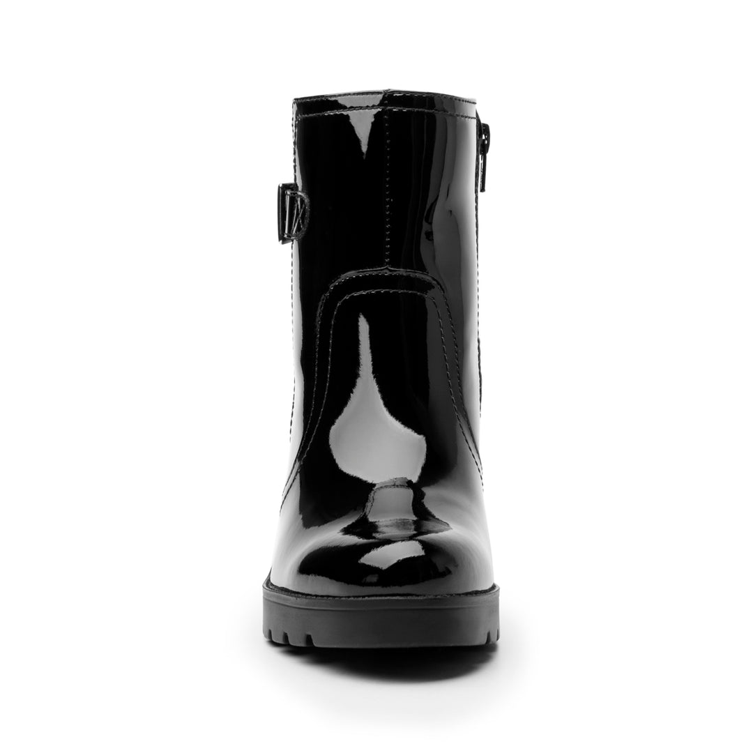 Botín negro de charol para mujer con tacón grueso y detalle de hebilla lateral.