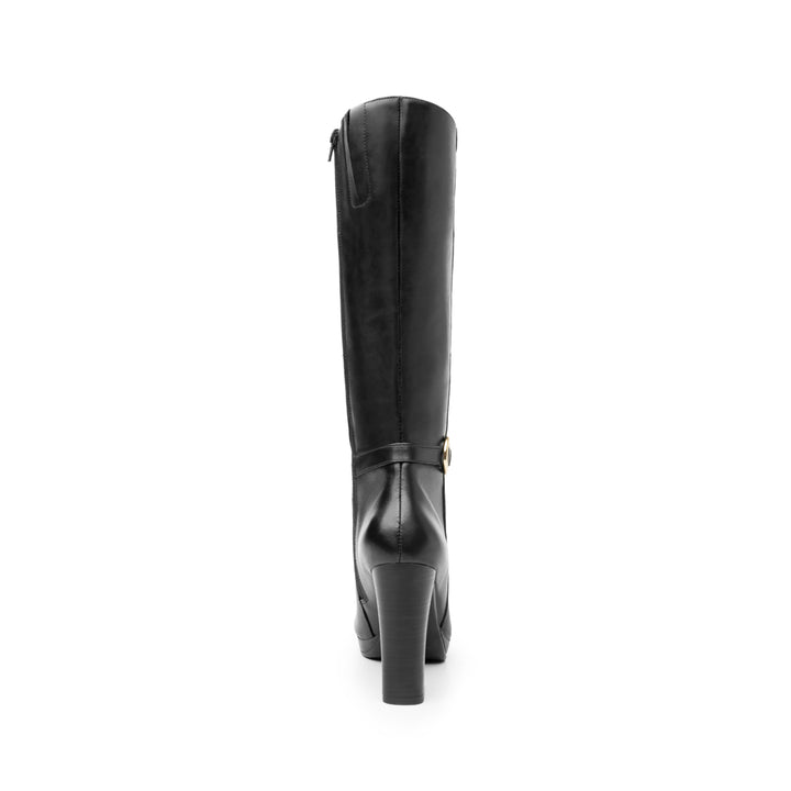Bota alta de cuero negro para mujer con tacón cuadrado y detalle de hebilla dorada.