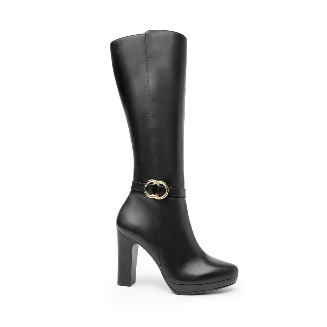 Bota alta de cuero negro para mujer con tacón cuadrado y detalle de hebilla dorada.