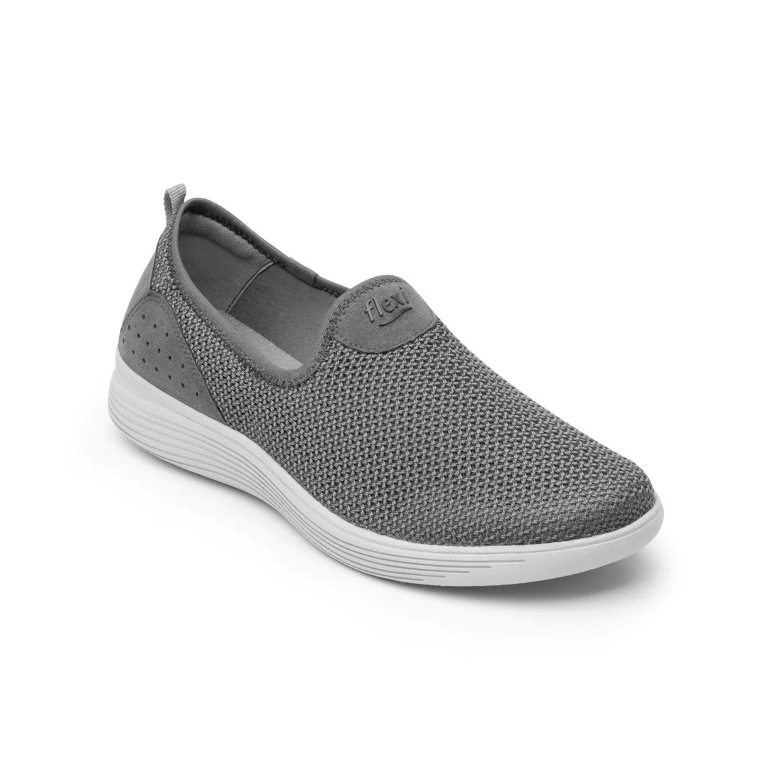 Zapato plano slip-on Flexi color gris con suela blanca y acabado en textil tejido.