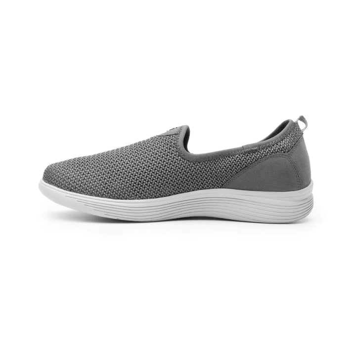 Zapato plano slip-on Flexi color gris con suela blanca y acabado en textil tejido.