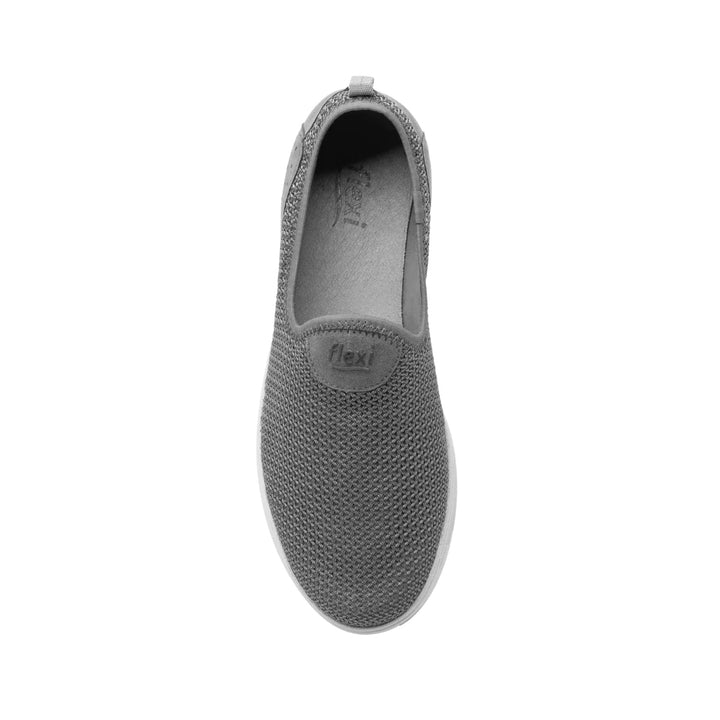 Zapato plano slip-on Flexi color gris con suela blanca y acabado en textil tejido.