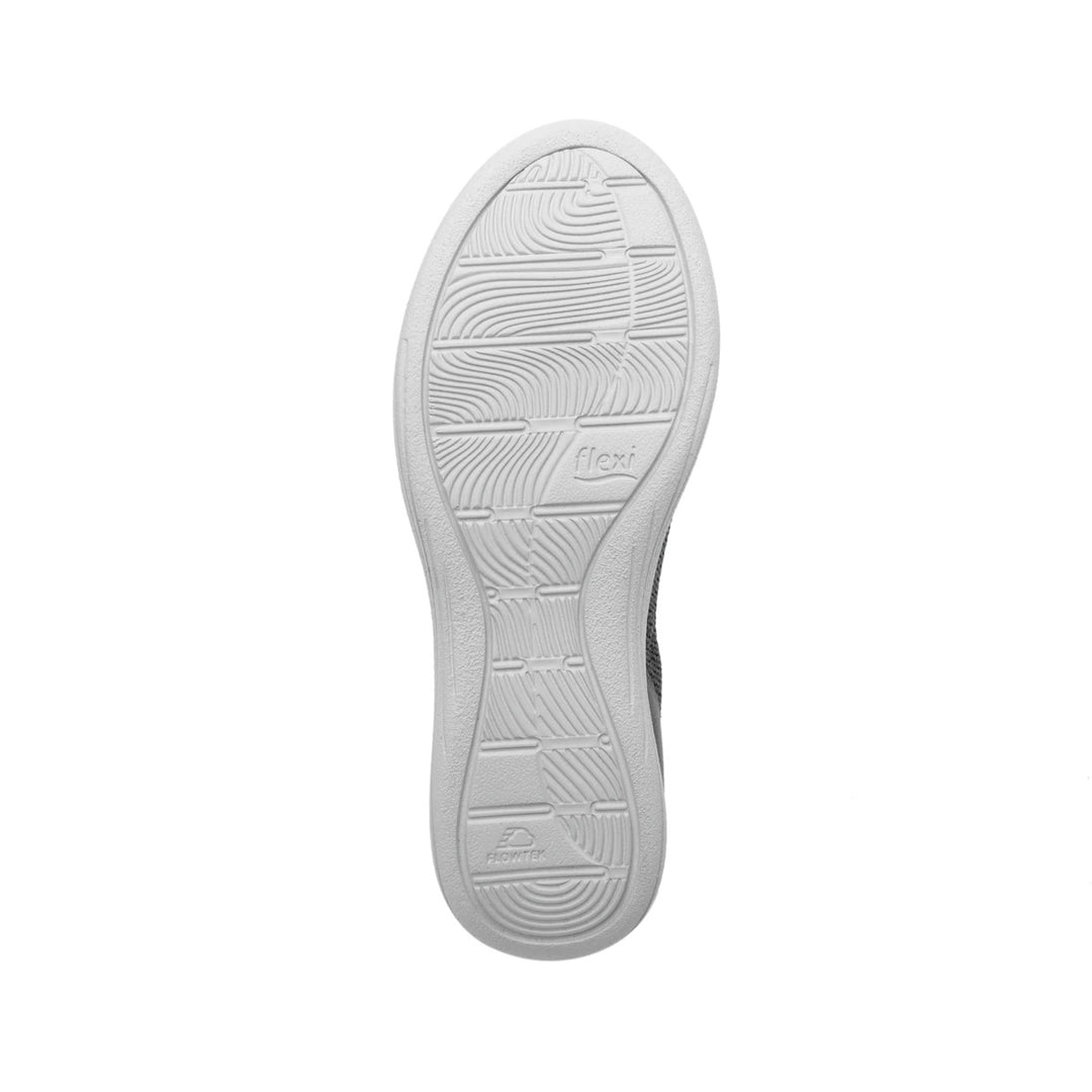 Zapato plano slip-on Flexi color gris con suela blanca y acabado en textil tejido.