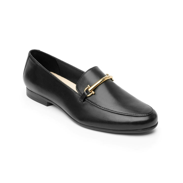 Zapato mocasín Flexi para mujer en color negro de cuero con un herraje metálico dorado en la parte superior.
