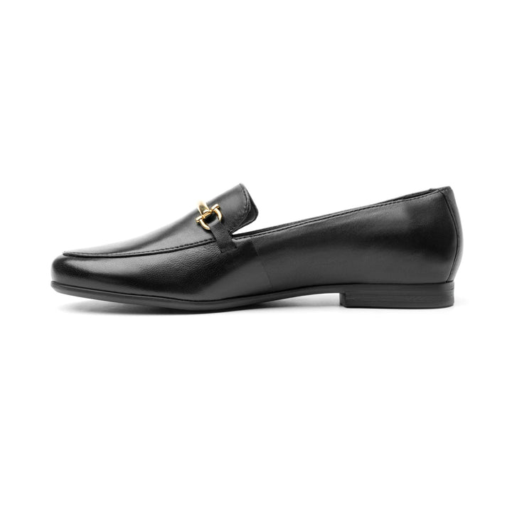 Zapato mocasín Flexi para mujer en color negro de cuero con un herraje metálico dorado en la parte superior.