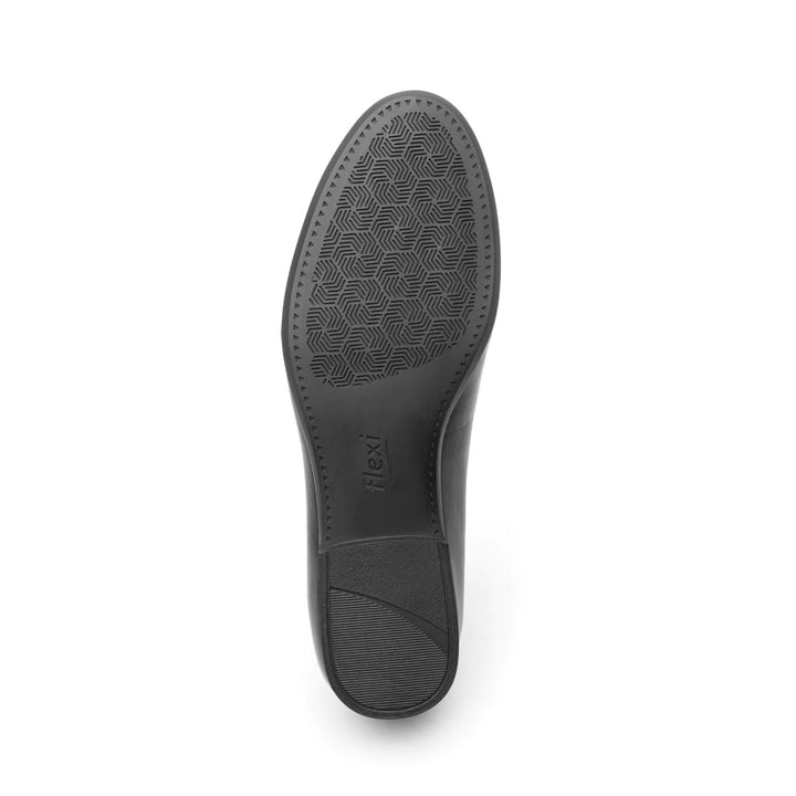Zapato mocasín Flexi para mujer en color negro de cuero con un herraje metálico dorado en la parte superior.