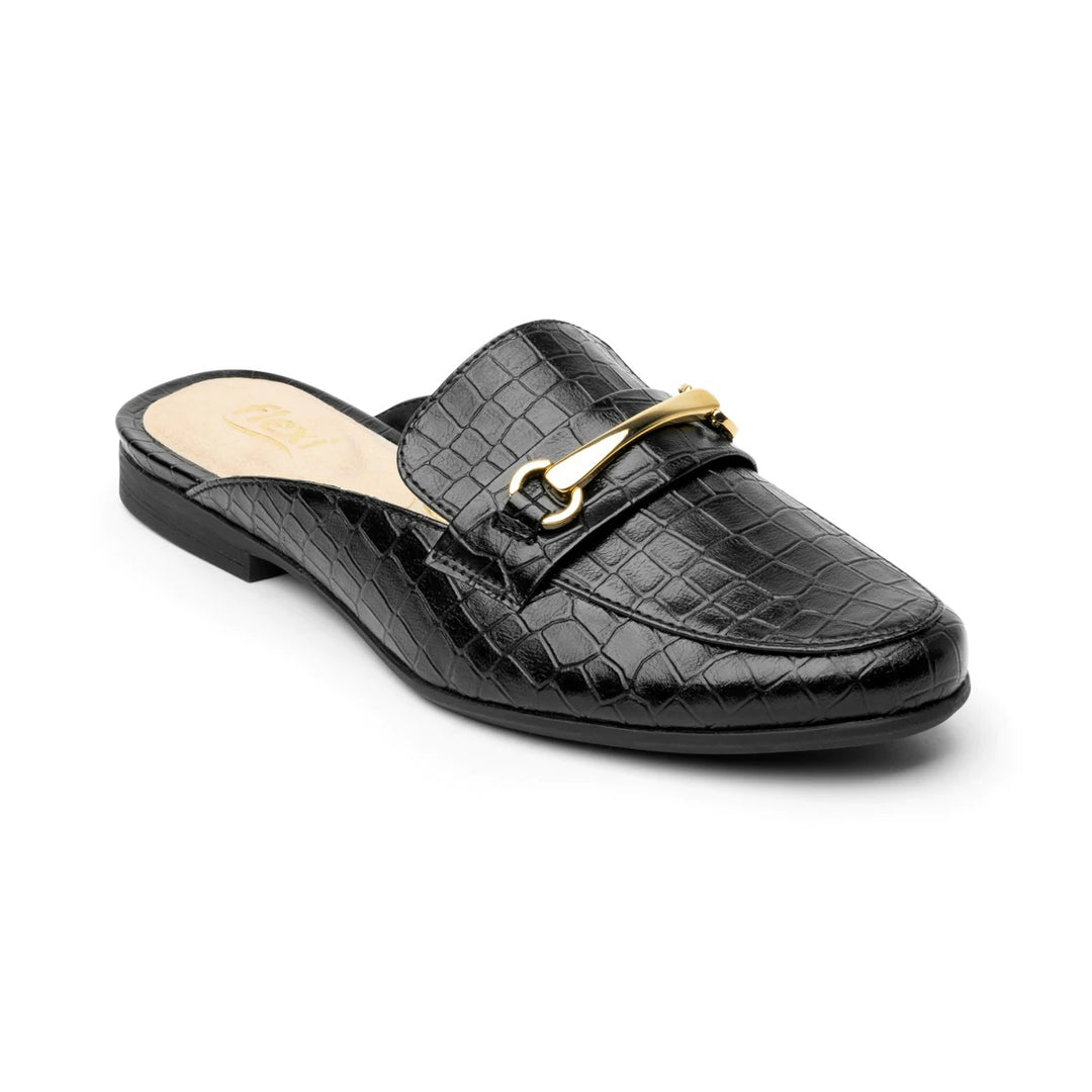 Zapato tipo mocasín destalonado color negro con textura de cocodrilo y hebilla dorada decorativa.