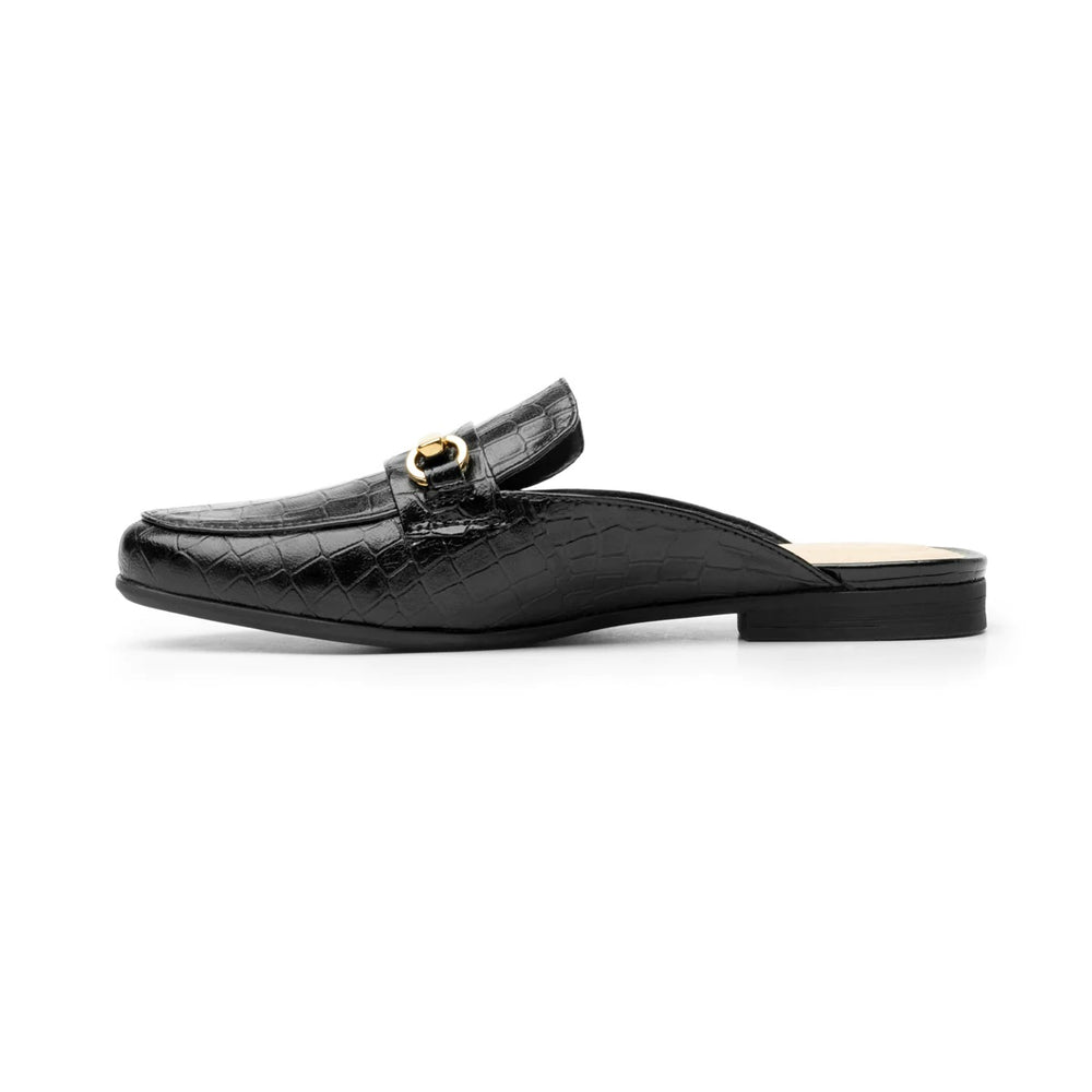 Zapato tipo mocasín destalonado color negro con textura de cocodrilo y hebilla dorada decorativa.