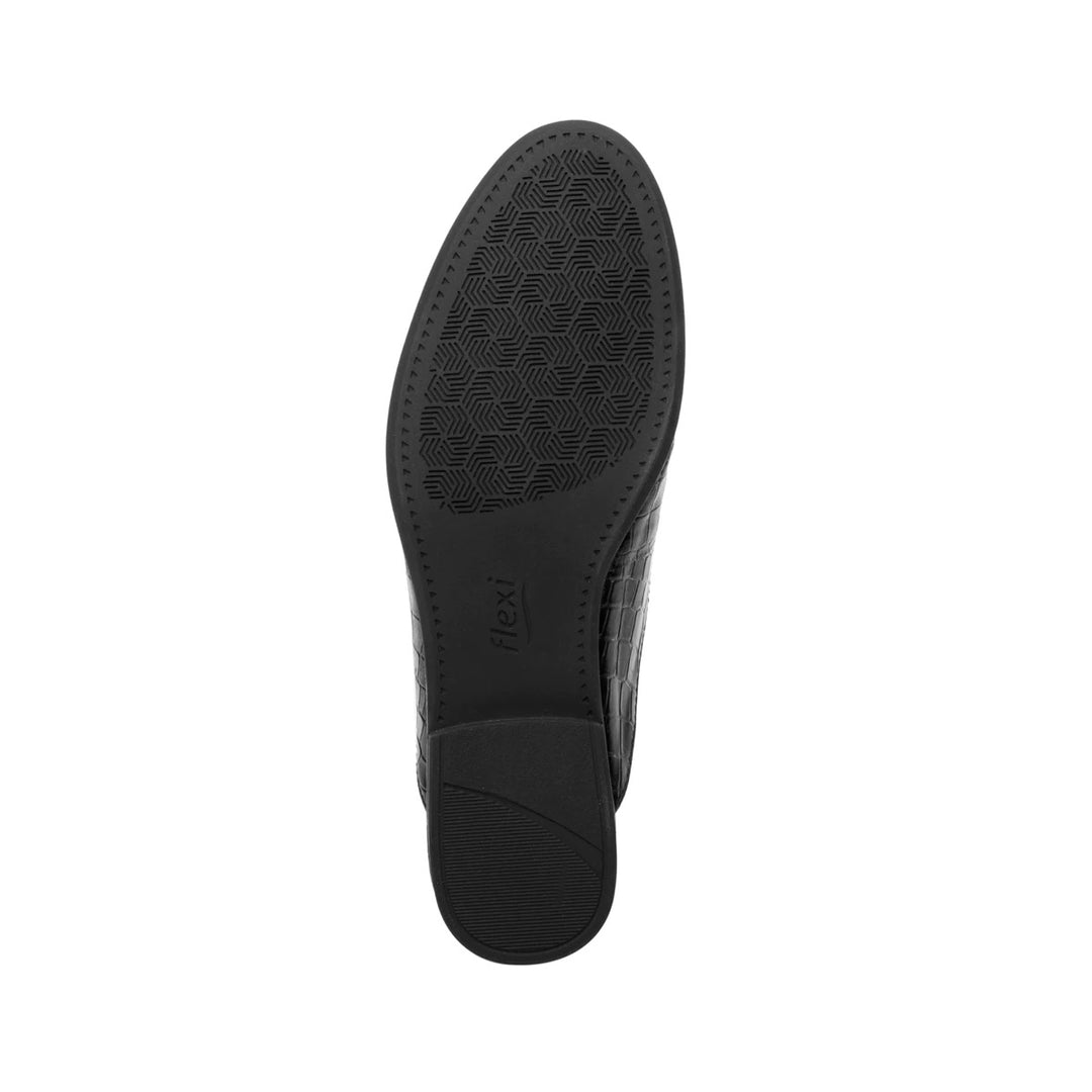 Zapato tipo mocasín destalonado color negro con textura de cocodrilo y hebilla dorada decorativa.