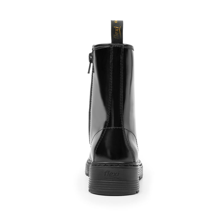 Botín negro brillante para mujer de la marca Flexi con agujetas y suela track.