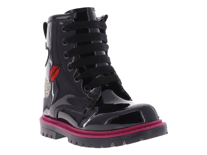 Bota negra de charol brillante con suela rosa y detalle de labios rojos.