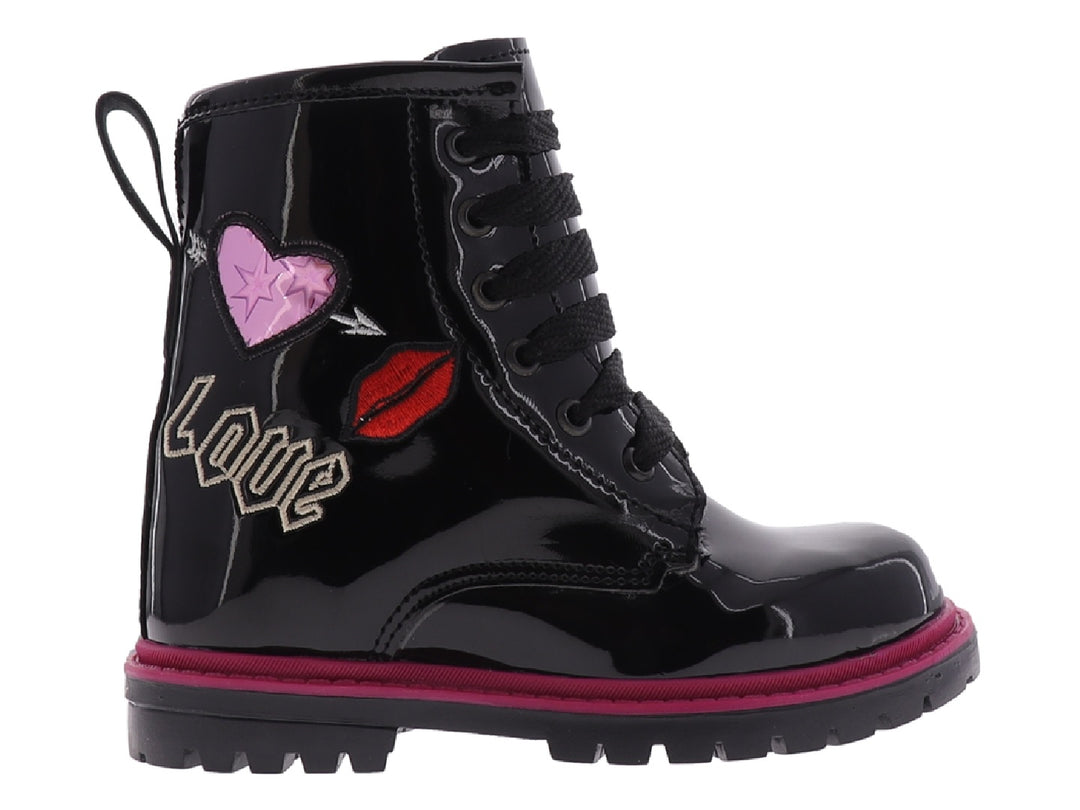 Bota negra de charol brillante con suela rosa y detalle de labios rojos.