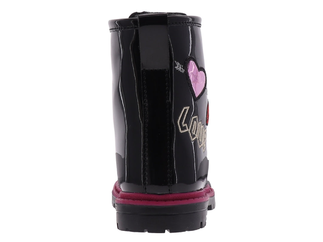 Bota negra de charol brillante con suela rosa y detalle de labios rojos.
