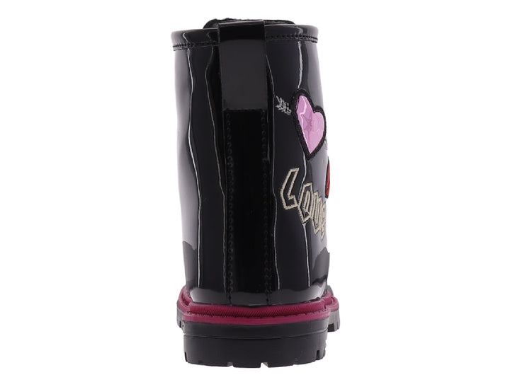 Bota negra de charol brillante con suela rosa y detalle de labios rojos.