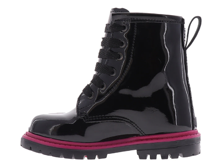 Bota negra de charol brillante con suela rosa y detalle de labios rojos.