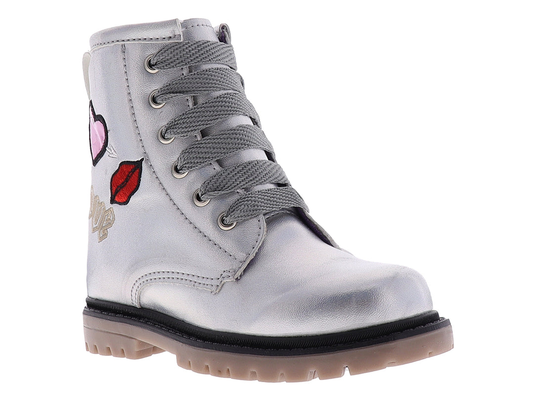 Botas infantiles color plata con acabado brillante, agujetas grises y detalles decorativos de labios y corazón.
