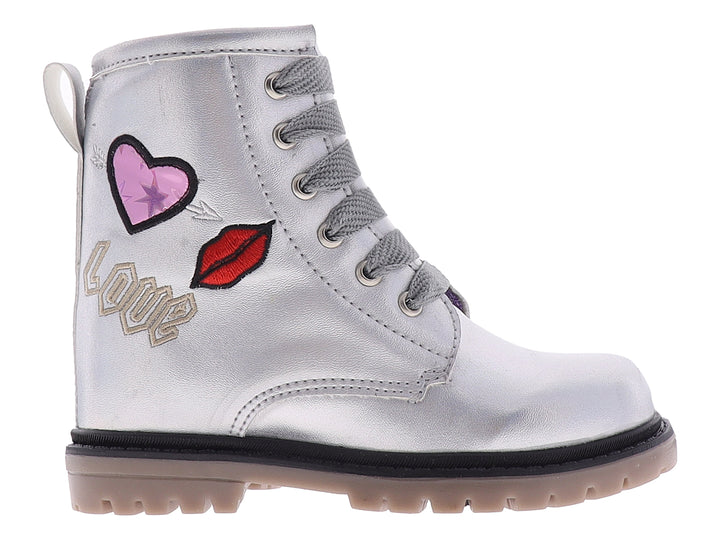 Botas infantiles color plata con acabado brillante, agujetas grises y detalles decorativos de labios y corazón.