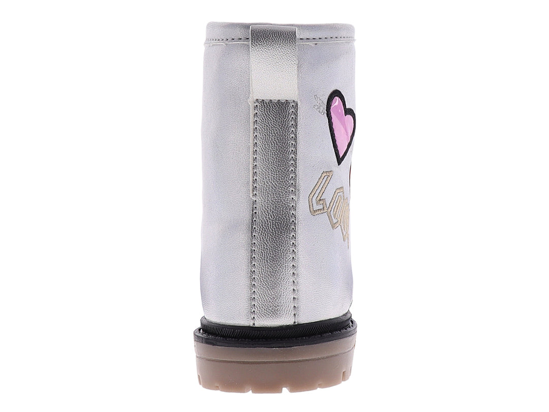 Botas infantiles color plata con acabado brillante, agujetas grises y detalles decorativos de labios y corazón.