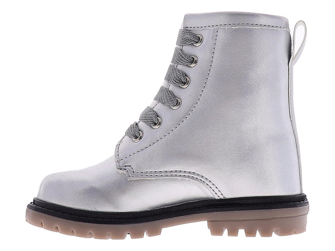 Botas infantiles color plata con acabado brillante, agujetas grises y detalles decorativos de labios y corazón.