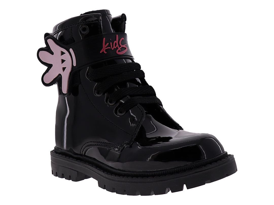 Botas infantiles negras de charol brillante con agujetas y correa decorativa rosa y roja.