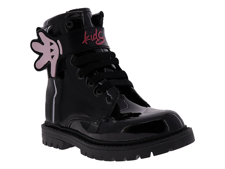 Botas infantiles negras de charol brillante con agujetas y correa decorativa rosa y roja.