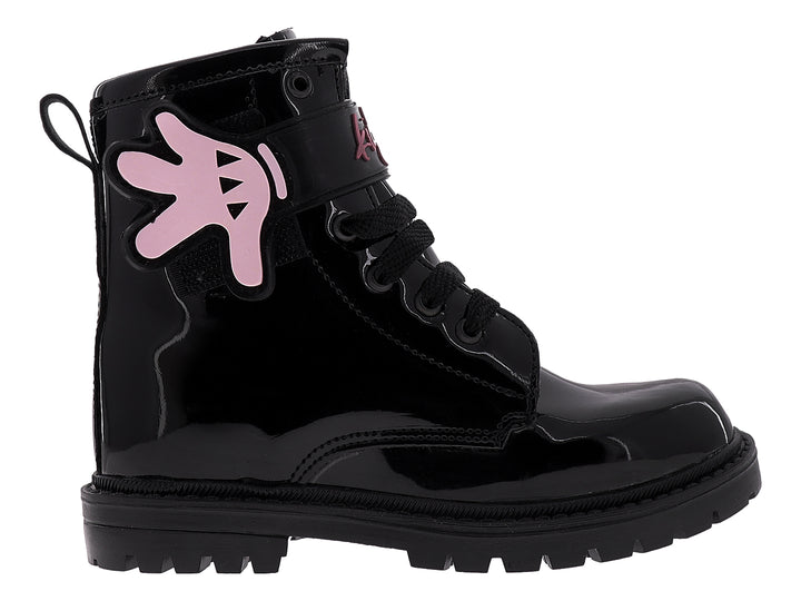 Botas infantiles negras de charol brillante con agujetas y correa decorativa rosa y roja.