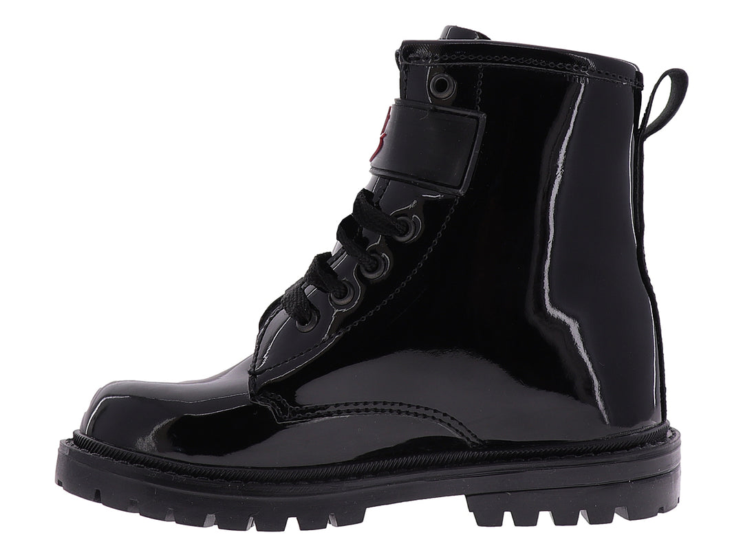 Botas infantiles negras de charol brillante con agujetas y correa decorativa rosa y roja.