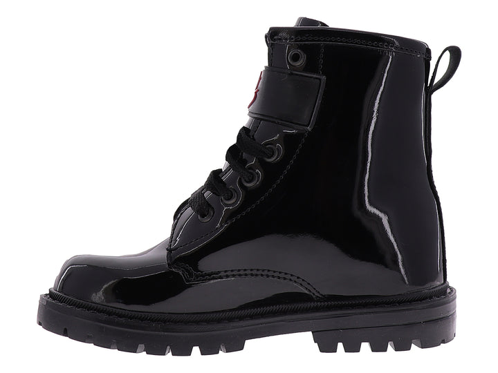 Botas infantiles negras de charol brillante con agujetas y correa decorativa rosa y roja.