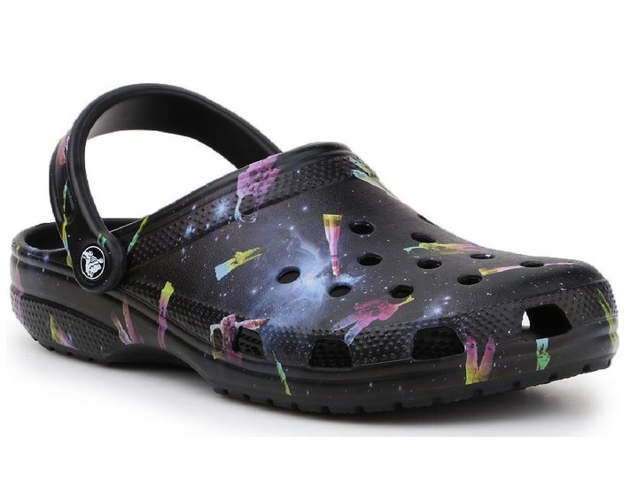 Zuecos Crocs negros para niño con estampado de galaxia multicolor y correa trasera.