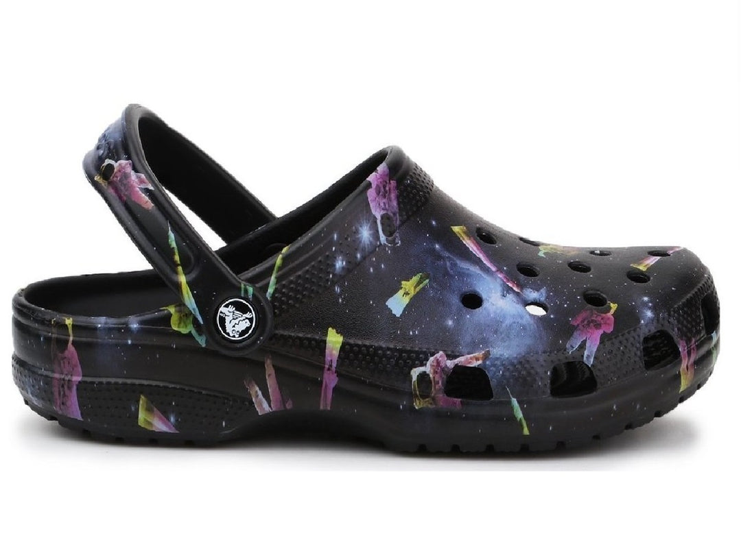 Zuecos Crocs negros para niño con estampado de galaxia multicolor y correa trasera.