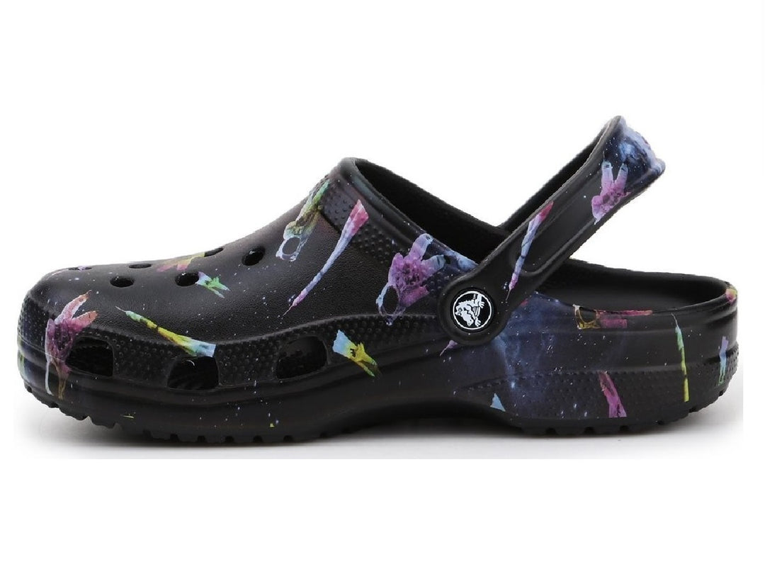 Zuecos Crocs negros para niño con estampado de galaxia multicolor y correa trasera.