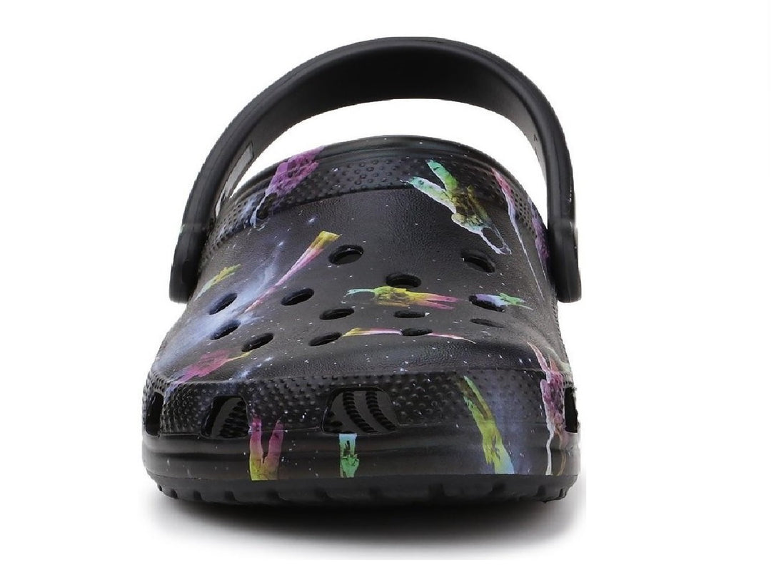 Zuecos Crocs negros para niño con estampado de galaxia multicolor y correa trasera.