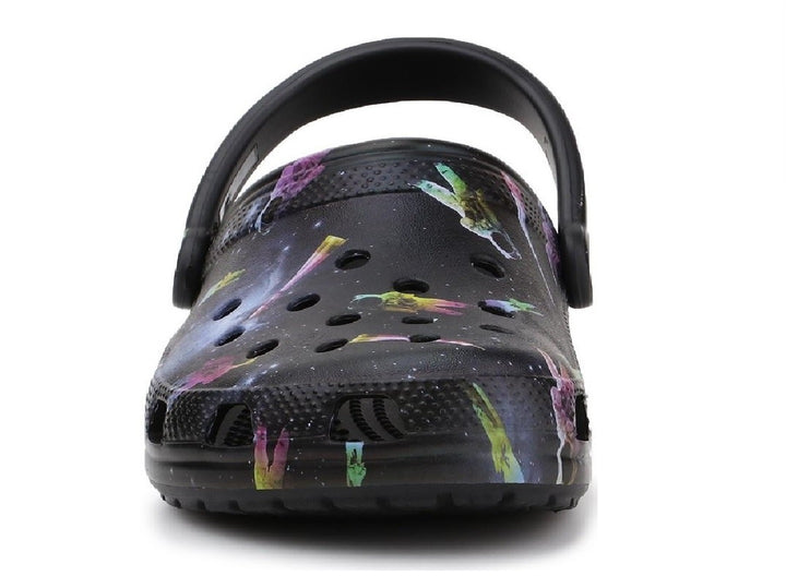 Zuecos Crocs negros para niño con estampado de galaxia multicolor y correa trasera.