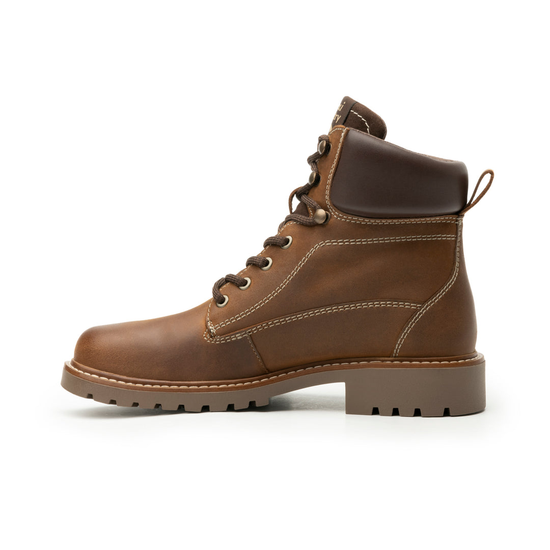 Botas Flexi Aldara para mujer en color tan, con agujetas y suela track.
