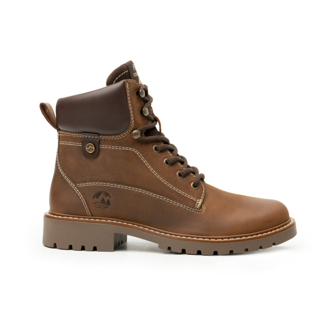Botas Flexi Aldara para mujer en color tan, con agujetas y suela track.